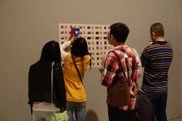 参观者在国家博物馆踊跃扫描二维码